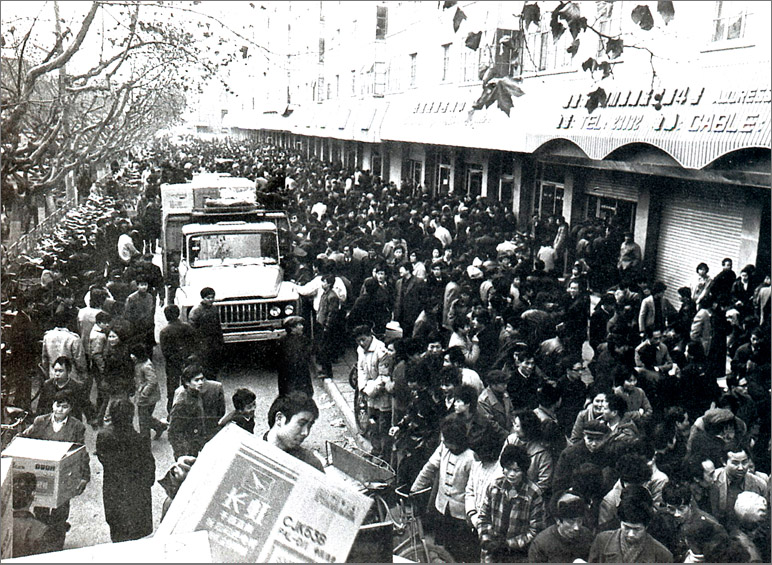 1989年，在彩電計(jì)劃調(diào)控的年代，長虹彩電的降價(jià)引發(fā)搶購潮