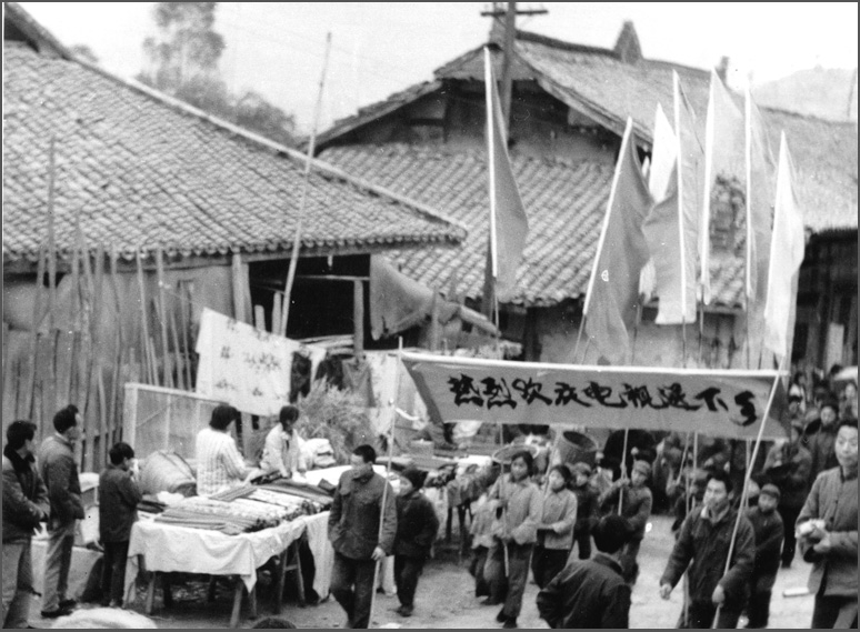 這可能是中國第一場&ldquo;家電下鄉(xiāng)&rdquo;，當(dāng)時(shí)長虹在春季把彩電免費(fèi)送下鄉(xiāng)，秋天豐收后農(nóng)民有錢了再去收錢