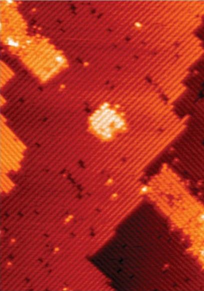 這是量子點設(shè)備模板，中間的小孔就是由7個磷原子構(gòu)成的