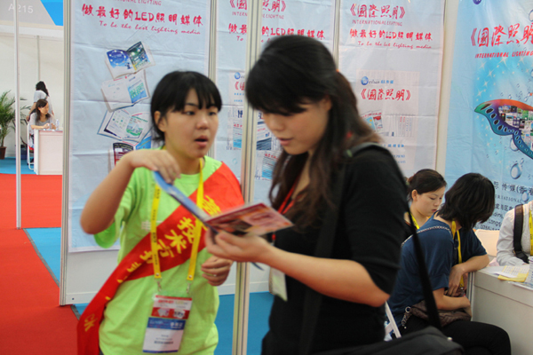 EP工作人員向觀眾派發(fā)Expo Pack