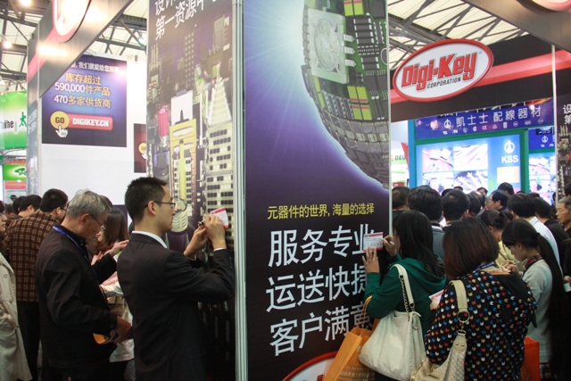 圖2 桌前均是排隊(duì)人群,觀眾靠墻填寫Digi-Key小卡片