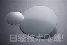 GaN晶圓。左為2英寸產(chǎn)品，右為4英寸產(chǎn)品