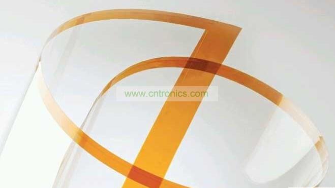 將Willow Glass卷成圓筒狀。