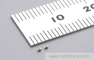  【導(dǎo)讀】目前伴隨著手機(jī)、平板電腦、LED照明等高科技電子產(chǎn)品的普及，電子設(shè)備正在不斷向小型化發(fā)展，電源的輸出功率也正在不斷增大。因此對(duì)電子設(shè)備采取過(guò)熱保護(hù)措施的重要性正在日益增強(qiáng)。其中特別對(duì)于只需組成簡(jiǎn)單的電路就能夠發(fā)揮過(guò)熱保護(hù)作用的PTC熱敏電阻的需求正在不斷增加。本屆介紹的是村田一款1.0&times;0.5mm、溫度測(cè)量誤差&plusmn;3℃、額定零功率電阻值為1k&Omega;的片式PTC熱敏電阻。  隨著手機(jī)、平板電腦、LED照明等高科技電子產(chǎn)品的普及，電子設(shè)備正在不斷向小型化發(fā)展，電源的輸出功率也正在不斷增大，因此對(duì)電子設(shè)備采取過(guò)熱保護(hù)措施也更加重要，其中特別對(duì)于只需組成簡(jiǎn)單的電路就能夠發(fā)揮過(guò)熱保護(hù)作用的PTC熱敏電阻的需求正在不斷增加。  現(xiàn)在具有過(guò)熱保護(hù)作用的片式PTC熱敏電阻的外形尺寸一般都大于1.6&times;0.8mm，溫度測(cè)量*2誤差也都大于&plusmn;5℃。村田利用自己開(kāi)發(fā)的材料技術(shù)和生產(chǎn)工藝技術(shù)，成功地實(shí)現(xiàn)了外形尺寸為1.0&times;0.5mm、溫度測(cè)量誤差為&plusmn;3℃、額定零功率電阻值為1k&Omega;的片式PTC熱敏電阻系列產(chǎn)品的商品化。我們根據(jù)該產(chǎn)品的溫度測(cè)量值，在從80℃至150℃的范圍中以10℃為單位，劃分了各系列產(chǎn)品。  產(chǎn)品特點(diǎn)      * 外形尺寸小 (1.0&times;0.5mm)     * 溫度測(cè)量誤差小 (電阻值為100k&Omega;和10k&Omega;時(shí)，溫度測(cè)量誤差分別為&plusmn;3℃和&plusmn;5℃)     * 擁有豐富的以10℃為單位的系列產(chǎn)品，能夠滿足客戶的各種溫度測(cè)量要求 (80℃～150℃ (電阻值為100k&Omega;時(shí)) ; 65℃～135℃ (電阻值為10k&Omega;時(shí)) )     * 符合TUV和UL安規(guī)標(biāo)準(zhǔn)  用途      * LED燈的過(guò)熱保護(hù)和電力控制     * 筆記本電腦的電源散熱等; DC-DC轉(zhuǎn)換器的MOSFET*3過(guò)熱保護(hù); 鋰離子電池保護(hù)電路中的MOSFET過(guò)熱保護(hù)     * 電動(dòng)機(jī)逆變器和線圈的過(guò)熱保護(hù)和電力控制  術(shù)語(yǔ)說(shuō)明  *1 熱敏電阻: 	對(duì)熱敏感的半導(dǎo)體電阻，其電阻值會(huì)隨溫度的變化而改變。一般來(lái)說(shuō)，許多人都知道電阻值會(huì)隨著溫度的上升而逐步減小的NTC (負(fù)溫度系數(shù)) 熱敏電阻。然而在熱敏電阻中，還有一種當(dāng)溫度超過(guò)一定的溫度 (居里溫度*4) 時(shí)，其電阻值會(huì)隨著溫度的升高而急劇增大的元件，這就是PTC (正溫度系數(shù)) 熱敏電阻 (POSISTOR?*5) 。PTC熱敏電阻不僅具備過(guò)熱保護(hù)功能，還具有特有的電阻溫度特性，可被用來(lái)控制電流和電力。 *2 溫度測(cè)量: 	此系列產(chǎn)品最適用于檢測(cè)電阻值達(dá)到10k&Omega;或100k&Omega;時(shí)的溫度。 *3 MOSFET: 	Metal-Oxide-Semiconductor Field-Effect Transistor (金屬-氧化層-半導(dǎo)體-場(chǎng)效晶體管) 的縮寫(xiě)。 MOSFET適合作為DC-DC轉(zhuǎn)換器的開(kāi)關(guān)元件和一般的電流開(kāi)關(guān)等元件。如果其工作溫度超過(guò)了一定的溫度，F(xiàn)ET (場(chǎng)效晶體管) 就會(huì)被損壞，因此通過(guò)使用具有過(guò)熱保護(hù)作用的POSISTOR?，就能夠防止FET因過(guò)熱而損壞。 *4 居里溫度: 	也稱居里點(diǎn) (Currie Point) 。我公司將電阻值達(dá)到溫度為25℃時(shí)的電阻值 (額定零功率電阻值) 的2倍時(shí)的溫度定義為居里溫度。 *5 POSISTOR?: 	是株式會(huì)社村田制作所的注冊(cè)商標(biāo)。  系列產(chǎn)品型號(hào)      * PRF15AR102RB6RC     * PRF15BA102RB6RC     * PRF15BB102RB6RC     * PRF15BC102RB6RC     * PRF15BD102RB6RC     * PRF15BE102RB6RC     * PRF15BF102RB6RC     * PRF15BG102RB6RC  特性圖  特性圖  電氣特性  產(chǎn)品型號(hào) 	特性 	額定零功率  電阻值(在環(huán)境溫度為+25℃的條件 下) 	 電阻值為10k&Omega;時(shí)的溫度測(cè)量值 	電阻值為100k&Omega;時(shí)的溫度測(cè)量值 	最大電壓 PRF15AR102RB6RC 	AR 	1k&Omega;&plusmn;50% 	135&plusmn;5℃ 	150&plusmn;3℃ 	32VDC PRF15BA102RB6RC 	BA 	125&plusmn;5℃ 	140&plusmn;3℃ PRF15BB102RB6RC 	BB 	115&plusmn;5℃ 	130&plusmn;3℃ PRF15BC102RB6RC 	BC 	105&plusmn;5℃ 	120&plusmn;3℃ PRF15BD102RB6RC 	BD 	95&plusmn;5℃ 	110&plusmn;3℃ PRF15BE102RB6RC 	BE 	85&plusmn;5℃ 	100&plusmn;3℃ PRF15BF102RB6RC 	BF 	75&plusmn;5℃ 	90&plusmn;3℃ PRF15BG102RB6RC 	BG 	65&plusmn;5℃ 	80&plusmn;3℃ 外形尺寸圖  外形尺寸圖 生產(chǎn)體制  村田制作所八日市事業(yè)所在2011年3月開(kāi)始了該系列產(chǎn)品的量產(chǎn)活動(dòng)。 樣品價(jià)格  10日元/個(gè)