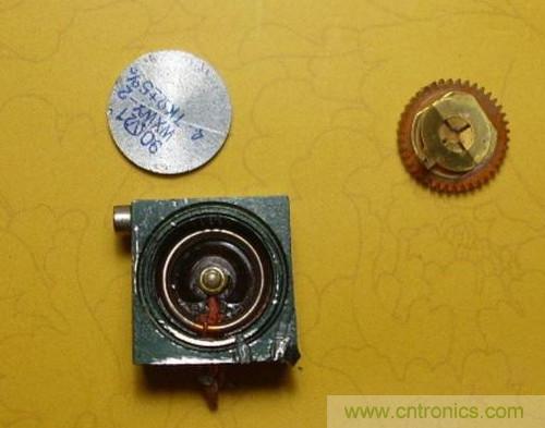 打開可調(diào)電阻上面的鋁蓋，取出動臂