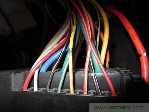 控制線25線--黃底紅條，電容器輸出線為最大的藍色線，接蓄電池正極的線為白底紅條粗線