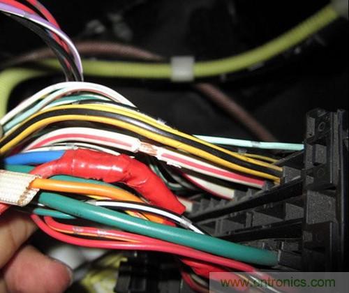 控制線25線--黃底紅條，電容器輸出線為最大的藍色線，接蓄電池正極的線為白底紅條粗線