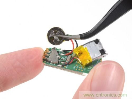 拿下電池，電池還沒有指甲蓋大，5-7天的電量