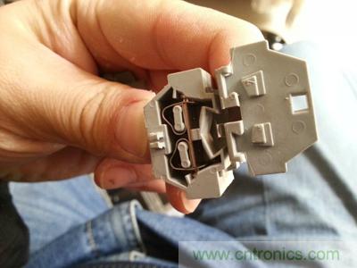 手工打造太陽能充電照明系統(tǒng):點(diǎn)亮LED給手機(jī)充電