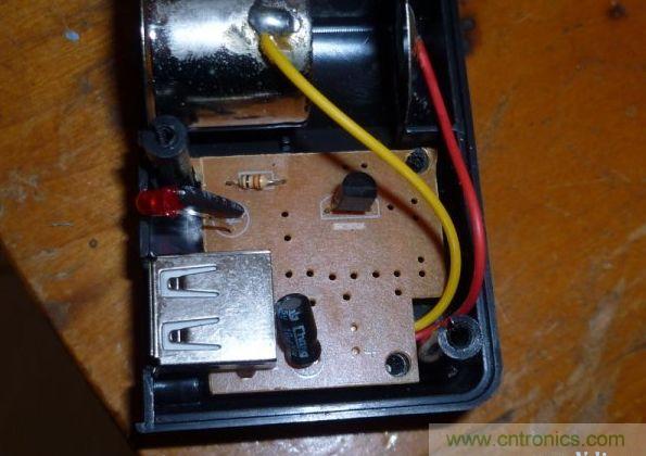 空蕩蕩的小板上就一個(gè)7805