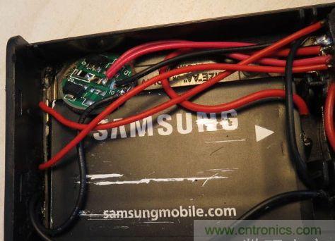 電池盒，安裝上鋰電池，用于外部強(qiáng)光LED供電