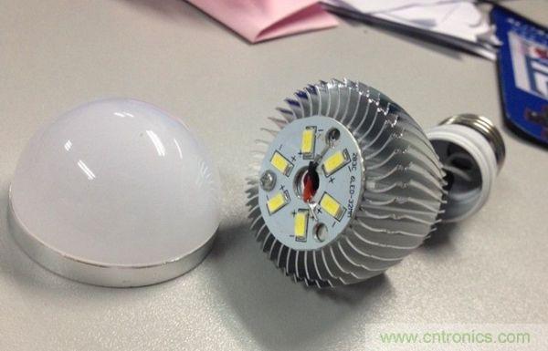 3瓦拆開，基板只有一顆螺絲，還沒擰緊