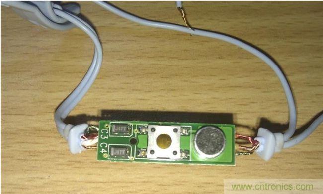 正面，好像是極性電容，一個按鍵，一個麥克：