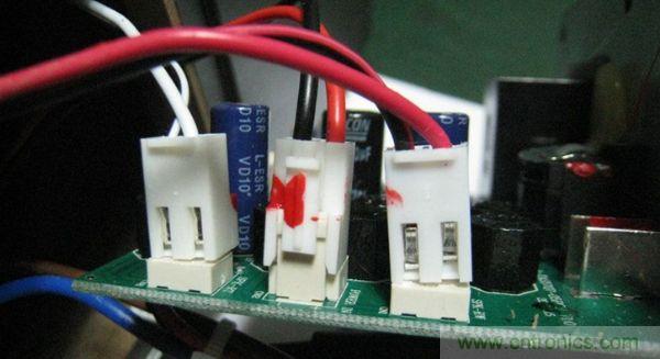 左邊是連接高音，中間是電源，右邊是低音連接