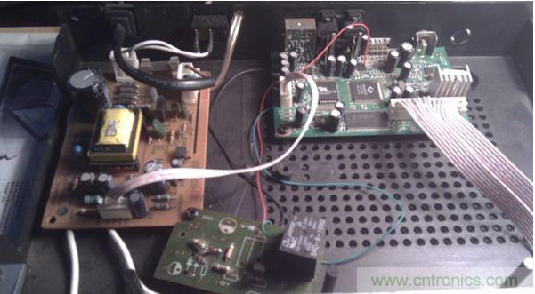 加了個繼電器，兩個三極管，五個電阻和一個二極管(三極管把解碼板的小信號進行了兩級放大,電阻是偏置作用)。