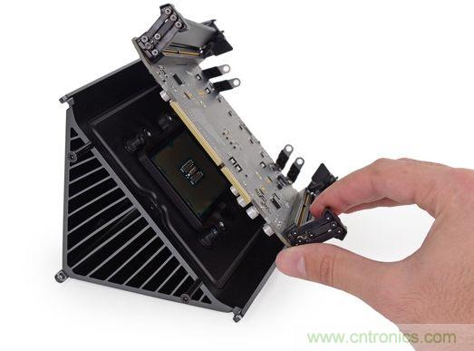 將主板摘下，處理器最后拆下