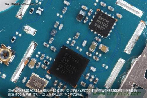 高通WCN3680 802.11ac和藍牙4.0模塊，旁邊的SKY85702-11配合其使用5GHz Wi-Fi頻段