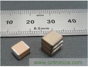 一個(gè)StackiCap和三個(gè)StackiCap堆疊電容對比