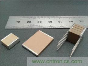 一個(gè)3640 500V 3.3uF的StackiCap和單個(gè)8060電容及五顆3640電容堆疊的組件對比