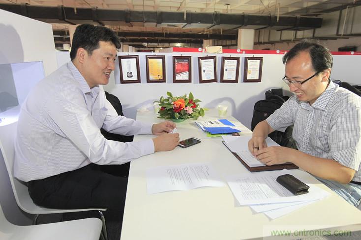 左一，Molex高級地區(qū)營業(yè)經(jīng)理王中