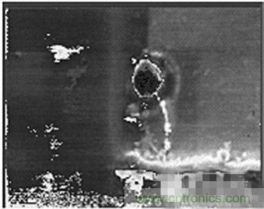 受ESD影響，氧化物沖進(jìn)一個小孔