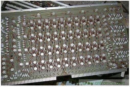 經典懷舊拆解！歷史彌留的可編程科學計算器 from 1966