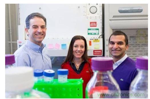 從左到右：MIT生物工程學(xué)教授Ron Weiss、機(jī)械工程學(xué)副教授Domitilla Del Vecchio，以及MIT生物工程系學(xué)生Deepak Mishra。