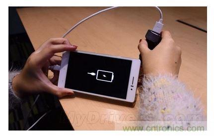 手機(jī)電池寒冷時(shí)為什么總充電？