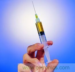 【導(dǎo)讀】不用針頭也能注射，孩子再也不用害怕打針了。日本開發(fā)的一種新型注射器不用針頭而靠氣泡壓力注射，只需將注射器緊貼皮膚，沒有疼痛感就可以將藥物高精度地輸送到目標(biāo)位置。 　　 目前市場(chǎng)上也存在無針注射器，它們通常是依靠彈簧的力量產(chǎn)生高壓來發(fā)射液體，穿透皮膚后將藥物送到肌肉，但卻有可能損害神經(jīng)，而且多少還是有一些疼痛感。 　　 芝浦工業(yè)大學(xué)副教授山西陽子率領(lǐng)的研究小組新開發(fā)的這種無針注射器全長(zhǎng)約10厘米，它利用在液體中施加電壓來高速發(fā)射氣泡，利用氣泡破裂的力量在細(xì)胞上開出微細(xì)的孔，然后通過這個(gè)孔將含有藥物的微小氣泡注入細(xì)胞內(nèi)部。氣泡的氣體收縮后，只有藥物到達(dá)患部。 1 由于方向性很明確，所以新型注射器能針對(duì)局部進(jìn)行高精度治療，而且由于開出的孔只有4微米左右，所以對(duì)細(xì)胞的損害很小。 　　 這種無針注射器除能注射藥物外，還可以向包括植物細(xì)胞在內(nèi)的細(xì)胞內(nèi)植入基因和開展治療，有著廣泛用途。研究小組準(zhǔn)備進(jìn)一步改良注射器結(jié)構(gòu)，對(duì)能夠注射的藥量、穿孔深度等進(jìn)行更詳細(xì)的評(píng)估，并與企業(yè)合作，爭(zhēng)取早日使新型注射器達(dá)到實(shí)用化程度。