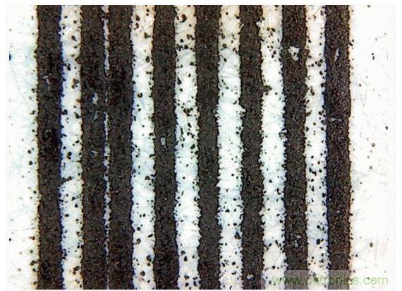 惠普(HP)Laserjet 600 M601(5mil的線寬和間距&mdash;&mdash;顯微鏡圖像)。注意空白處的碳粉斑點(diǎn)和兩條并在一起的線