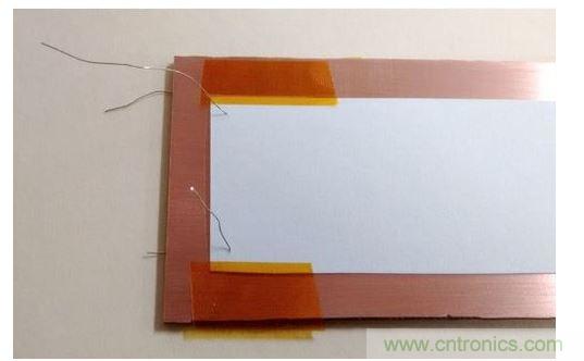 對(duì)齊后的碳粉轉(zhuǎn)印紙。注意用于對(duì)齊的小細(xì)線