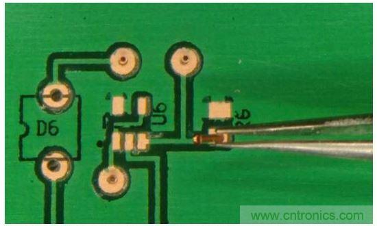 插入鉚釘，并將板子翻轉(zhuǎn)過來