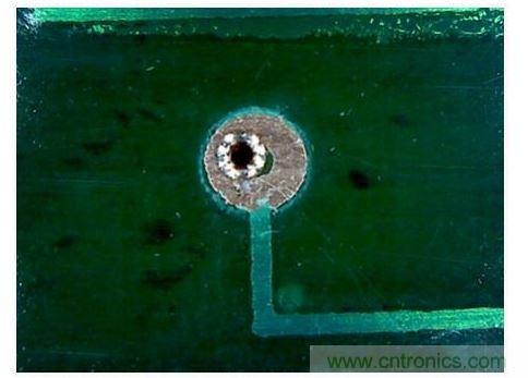 另一邊的鉚釘邊緣(顯微鏡圖像)。從這張圖可以看出配準誤差很明顯