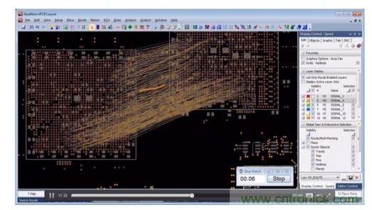 針對顯示連接的網(wǎng)絡(luò)線，設(shè)計師繪制出一個非常簡略的草圖，隨后布線器便開始工作。角落里的秒表記錄了完成布線的實際時間。