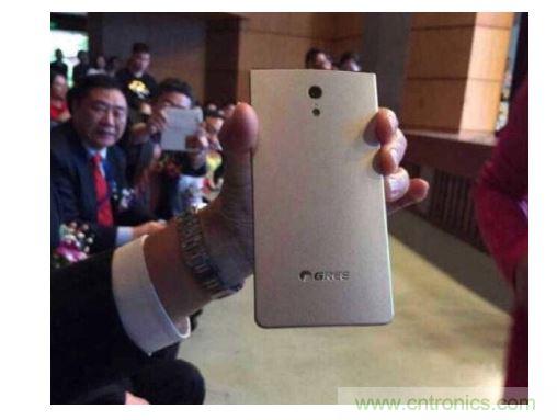 【導(dǎo)讀】在兩會(huì)期間，格力董事長(zhǎng)董明珠對(duì)手機(jī)制造曾有過(guò)較為明顯的表態(tài)，她表示如果格力做手機(jī)，那么用戶在3年之內(nèi)是不用進(jìn)行更換的。然而就在不久之后，她又爆出了一條更為令人震驚的消息，格力手機(jī)已經(jīng)做出實(shí)體機(jī)了。  曝光的格力手機(jī)  格力手機(jī)的首秀出現(xiàn)在中山大學(xué)博學(xué)大講堂。董明珠今日參加中山大學(xué)博學(xué)大講堂上做&ldquo;傳統(tǒng)企業(yè)的突圍成長(zhǎng)&rdquo;演講。演講中，董明珠話鋒一轉(zhuǎn)，談到了格力手機(jī)。&ldquo;我們也很意外&rdquo;，董明珠陪同人員表示，&ldquo;董總突然叫她的秘書(shū)拿手機(jī)過(guò)來(lái)，然后跟大家說(shuō)&lsquo;透露一下格力的手機(jī)已經(jīng)出來(lái)了，我也已經(jīng)用了&rsquo;。&rdquo;  按照內(nèi)部規(guī)劃，今年格力可能會(huì)將手機(jī)推向市場(chǎng)，但具體的正式發(fā)布時(shí)間尚未確定。在北京參加兩會(huì)期間，董明珠曾到奇虎360公司參觀，引發(fā)外界關(guān)于格力與360合作的大猜想。格力手機(jī)是代工還是自己造?售價(jià)多少?會(huì)否搭載格力智能家居系統(tǒng)?這一切都還沒(méi)有答案。格力集團(tuán)市場(chǎng)部相關(guān)負(fù)責(zé)人表示，如果有消息會(huì)通過(guò)公司公告披露。  格力為什么做手機(jī)？外界最普遍的猜測(cè)是為布局智能家居。目前手機(jī)成為了公認(rèn)的智能家居入口，很多智能家居的遠(yuǎn)程遙控都通過(guò)手機(jī)來(lái)實(shí)現(xiàn)，再者，董明珠做事喜歡掌控大局，所以這個(gè)猜測(cè)很有可能是正確的。那么，可以肯定的是格力未來(lái)要做的智能家居，必然不是單一的硬件產(chǎn)品，而是一整套家居生態(tài)系統(tǒng)。