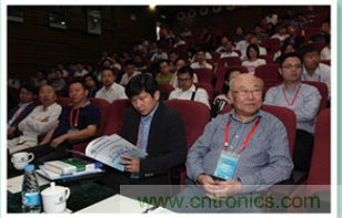 圖6：哈爾濱工業(yè)大學教授楊孝宗和蘇州納米技術(shù)與仿真研究所博導張鋌等專家坐鎮(zhèn)2015中國創(chuàng)客論壇，為中國創(chuàng)新加油！