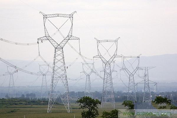 很多人在談到三相電時(shí)認(rèn)為是單相的、多了一個(gè)接地孔的三孔插座，就是因?yàn)閷?duì)三相電和三孔插座的概念出現(xiàn)了偏差。本文針對(duì)這個(gè)容易出現(xiàn)誤差的常識(shí)性錯(cuò)誤進(jìn)行糾正。
