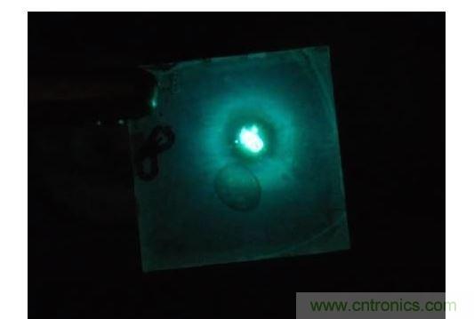 只需要一點(diǎn)點(diǎn)不同于傳統(tǒng)的配方，相同的單層也可以發(fā)出明亮的藍(lán)光