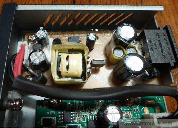 圖5：去掉塑料防護(hù)罩后的電源子系統(tǒng)細(xì)節(jié)特寫。