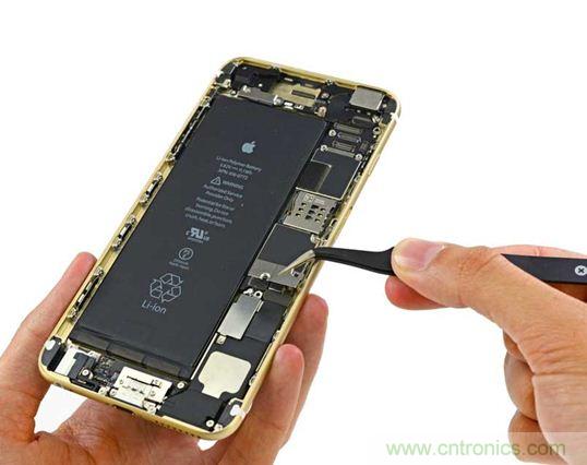 與iPhone 5S相比，電池尺寸更大，電池效率提高了16%。整部手機(jī)看起來就像一件藝術(shù)品，但看不到太多的內(nèi)部構(gòu)造。（來源：iFixit）
