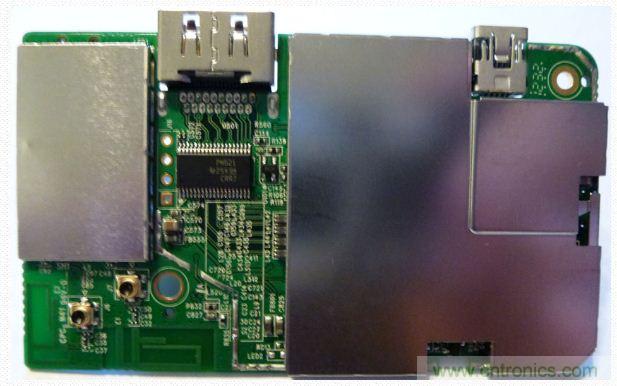 圖(f)：PTV3000流媒體適配器拆解過(guò)程。