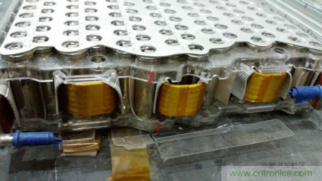 【導(dǎo)讀】對(duì)于電動(dòng)汽車的核心&mdash;&mdash;電池，我們要求其安全、能量密度高、壽命長(zhǎng)，充電時(shí)間短，同時(shí)又要性能卓越等等。那么對(duì)比電動(dòng)汽車電池來說怎么樣才算是達(dá)標(biāo)？又怎么樣才算是性能優(yōu)越呢?毫無(wú)疑問鋰離子電芯作為其最基本的單元，其優(yōu)劣至關(guān)重要。  電池是電動(dòng)汽車的&rdquo;心臟&ldquo;。從電動(dòng)汽車發(fā)展以來，各種技術(shù)路線百花爭(zhēng)鳴，爭(zhēng)論不休。其中應(yīng)用最廣的鋰離子電芯，就有三元、磷酸鐵鋰、錳酸鋰等多種技術(shù)路線并存的現(xiàn)象。同時(shí)鋰離子電芯還分為方形，軟包，圓柱三種結(jié)構(gòu)形式。  而這越是紛繁蕪雜，就越能代表了我們還在不斷探索，代表了電動(dòng)汽車的急切盼望：電動(dòng)汽車需要一顆強(qiáng)大的&ldquo;心臟&rdquo;。  對(duì)于電池包的要求  對(duì)于電動(dòng)汽車的核心&mdash;&mdash;電池，我們要求其安全、能量密度高、壽命長(zhǎng)，充電時(shí)間短，同時(shí)又要性能卓越等等。而這一項(xiàng)一項(xiàng)的要求，看似苛刻，但卻又無(wú)一不是電動(dòng)汽車實(shí)現(xiàn)產(chǎn)業(yè)化的硬性指標(biāo)。  那么對(duì)比電動(dòng)汽車電池來說怎么樣才算是達(dá)標(biāo)？又怎么樣才算是性能優(yōu)越呢?毫無(wú)疑問鋰離子電芯作為其最基本的單元，其優(yōu)劣至關(guān)重要。  但就拿我們最關(guān)注的安全性來說，是不是電芯安全了，電池包就安全了呢？  我們可以看到2002年，磷酸鐵鋰(LFP)首次被美國(guó)Valance公司產(chǎn)業(yè)化，隨即引起了中國(guó)市場(chǎng)的廣泛關(guān)注。從2004年開始，我國(guó)掀起了一股投資磷酸鐵鋰材料和磷酸鐵鋰動(dòng)力電池的熱潮，磷酸鐵鋰其相對(duì)穩(wěn)定，安全性較高。隨后，它成為我國(guó)正極材料的主要路線，爭(zhēng)議暫告段落。  但是，隨著特斯拉在動(dòng)力電池使用了鎳鈷鋁酸鋰的正極材料，爭(zhēng)論再次出現(xiàn)。磷酸鐵鋰其較低的能量密度，已經(jīng)使其處于劣勢(shì)。 1 據(jù)調(diào)研發(fā)現(xiàn)，進(jìn)入2014年以來，國(guó)內(nèi)鋰電池正極材料產(chǎn)業(yè)整體出現(xiàn)了向三元材料轉(zhuǎn)移的趨勢(shì)，下游的電池廠基本都在開發(fā)三元材料的電芯，也引導(dǎo)著上游的材料企業(yè)開始加大對(duì)三元材料的開發(fā)和生產(chǎn)力度。  而一系列的變化，也恰恰說明鋰電行業(yè)在慢慢的摸索，慢慢走向成熟。就比如說一個(gè)電池包的安全，光靠電芯安全是遠(yuǎn)遠(yuǎn)不夠的，其必須上升到一個(gè)系統(tǒng)的層級(jí)來。也就是說電池包的安全，靠的是整個(gè)電池系統(tǒng)，而不僅僅是某個(gè)單一的元素。  更何況一個(gè)安全、可靠、性能卓越的電池包，更是涉及到多領(lǐng)域知識(shí)的耦合，其更需要一個(gè)完善、可靠的系統(tǒng)來實(shí)現(xiàn)。就好比飛機(jī)被認(rèn)為是最安全的交通工具，不單單是&ldquo;安全&rdquo;的發(fā)動(dòng)機(jī)，&ldquo;安全&rdquo;的結(jié)構(gòu)，就能保障的，其中還綜合運(yùn)用了人為因素分析、軟件安全性、風(fēng)險(xiǎn)管理和定量風(fēng)險(xiǎn)評(píng)估等各種先進(jìn)技術(shù)來預(yù)防事故發(fā)生，可以說是系統(tǒng)保障了安全。  下面我們就從電池系統(tǒng)中抽離出其一個(gè)核心部件電池模組，淺談一下各種不同的模組結(jié)構(gòu)。  關(guān)于電池模組  電池模組可以理解為鋰離子電芯經(jīng)串并聯(lián)方式組合，并加裝單體電池監(jiān)控與管理裝置。電池模組的結(jié)構(gòu)設(shè)計(jì)往往能決定一個(gè)電池包的性能和安全。其結(jié)構(gòu)必須對(duì)電芯起到支撐、固定和保護(hù)作用。同時(shí)如何滿足過電流要求，電流均勻性，如何滿足對(duì)電芯溫度的控制，以及是否有嚴(yán)重異常時(shí)能斷電，避免連鎖反應(yīng)等等，都將是評(píng)判電池模組優(yōu)劣的標(biāo)準(zhǔn)。  而隨著電動(dòng)汽車的發(fā)展，以及人們對(duì)性能的追求，熱管理更是成為了電池模組設(shè)計(jì)的一個(gè)至關(guān)重要的環(huán)節(jié)。自然冷卻已經(jīng)不能滿足我們的需求。風(fēng)冷則由于其效率較低，且對(duì)電芯溫度的一致性較難控制，而表現(xiàn)的力不從心。因此，高性能需求的電池模組，其熱管理的解決方案已經(jīng)轉(zhuǎn)向液冷或相變材料。下面就介紹一下各種不同結(jié)構(gòu)電芯的模組設(shè)計(jì)。  &middot; 方形電池模組  方形電芯可以說是我國(guó)汽車動(dòng)力電池里，應(yīng)用最多的電芯了。其外殼的材質(zhì)有鋁、鋼、以及塑膠。其電芯厚度是三種結(jié)構(gòu)中最厚的，由此也造成其內(nèi)部和外表面的溫差較大。其模組結(jié)構(gòu)也多為自然冷卻和風(fēng)冷的結(jié)構(gòu)。  我們來看看寶馬I3的電池模組設(shè)計(jì)。  我們可以看出，I3的電池模組從結(jié)構(gòu)上已經(jīng)具備一個(gè)高性能模組所需的要素，而一臺(tái)高性能的電動(dòng)汽車，就是靠著每一處的細(xì)節(jié)共同搭建而成的。當(dāng)然其散熱、均溫以及可靠性等等，還有待市場(chǎng)的驗(yàn)證。 2 （▲ 寶馬I3方形電池模組）  &middot; 軟包電池模組  軟包電芯的電池包，也是近期比較熱門的一種結(jié)構(gòu)類型，其用在國(guó)外的電動(dòng)車上比較多。  軟包電芯的物理結(jié)構(gòu)決定了其不易爆炸，一般只有外殼能承受的壓力足夠高，才有可能炸，而軟包電芯內(nèi)部壓力一大，便會(huì)從鋁塑膜邊緣開始泄壓、漏液。同時(shí)軟包電芯也是幾種電芯結(jié)構(gòu)中，散熱最好的。  目前，市面上賣得最多的還是日產(chǎn)的Leaf，其模組結(jié)構(gòu)為全密封式的，并未考慮散熱，即不散熱。  而Leaf在市場(chǎng)上頻繁反饋的容量衰減過快，與此熱管理也不無(wú)關(guān)系。顯然隨著人們對(duì)于高性能電動(dòng)車的追求，迫使軟包電芯也必須要有主動(dòng)式的熱管理結(jié)構(gòu)。  下面我們來看看一款World Congress展臺(tái)上的液冷軟包模組。其模組由電芯層疊而成，而電芯間有間隔排布的液冷板，其保證每顆電芯都有一個(gè)大面接觸到液冷板，并充分發(fā)揮了軟包電芯液冷的優(yōu)勢(shì)。 3 （▲ 液冷軟包電池模組）  當(dāng)然軟包電芯要將液冷技術(shù)做成熟也并非易事，其必須考慮液冷板的固定，密封性，絕緣性等等。同時(shí)可靠的電連接，以及具有&ldquo;保險(xiǎn)絲&rdquo;結(jié)構(gòu)連接片，這都是高性能軟包模組的方向。  我們可以看到軟包電芯其配合完善的模組結(jié)構(gòu)后，其優(yōu)勢(shì)會(huì)得以凸顯。  圓柱電池模組  圓柱電芯可謂是在各類電子產(chǎn)品中，應(yīng)用最廣泛的結(jié)構(gòu)。如今，在電動(dòng)汽車行業(yè)也占有一定得份額。最典型的即是18650電芯了，其工藝經(jīng)過多年的沉淀，并在大規(guī)模的自動(dòng)化生產(chǎn)的條件下，現(xiàn)今屬于最成熟，穩(wěn)定且一致性最好的電芯。  而圓柱電芯更是有著目前最高的能量密度，其三元材料的電芯能做到210~250Wh/kg。國(guó)內(nèi)目前的圓柱電池包多為自然冷卻或風(fēng)冷的結(jié)構(gòu)，其效果不盡如人意。  我們來看看，將圓柱型電芯推到風(fēng)口浪尖上的特斯拉電池模組。  相信已經(jīng)有不少人見過特斯拉的模組了：  組成一臺(tái)特斯拉汽車需要7000多顆18650電芯，一個(gè)模組則需要400多顆電芯，同時(shí)為了高性能的目標(biāo)又要在模組上集成多項(xiàng)功能，可見其工作量和難度之大。其中，甚至還用上了一些跨行業(yè)的技術(shù)，使人眼前一亮，為之拍案。好比電芯連接的&ldquo;保險(xiǎn)絲&rdquo;設(shè)計(jì)。  可以說，身處電池行業(yè)的人，反而很少有人能想得到，這也許就是當(dāng)局者迷吧。而這一技術(shù)的應(yīng)用則極大地提高了電池的安全性能。同時(shí)，還有液冷管道的應(yīng)用，極大地解決了18650電芯的散熱和均溫的問題，這對(duì)電池的性能和壽命都是一個(gè)極大的幫助。不僅如此，其電池模組在空間尺寸上的利用，更可謂是精打細(xì)算。  在這里還是要佩服一下特斯拉將事情做到極致的態(tài)度，也就是這樣一個(gè)模組，成為了一個(gè)高性能的特斯拉電池包所必不可少的核心部件。 4 電動(dòng)之心  通過以上一些簡(jiǎn)單的列舉，我們不難看出，無(wú)論何種結(jié)構(gòu)的電芯其實(shí)都不乏一些好的應(yīng)用范例。而對(duì)于鋰離子電芯，如果作為一款革命性的產(chǎn)品，目前看來仍有很多不足和局限。但我們與其一味坐等材料的發(fā)展，不如多考慮一下，如何做好電池模組，做好電池系統(tǒng)。而這也是我們打造一顆強(qiáng)大&ldquo;電動(dòng)之心&rdquo;的必經(jīng)之路。