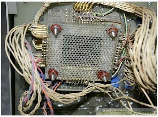 拆解也懷舊，讓人驚嘆的古董級(jí)可編程科學(xué)計(jì)算器 from 1966