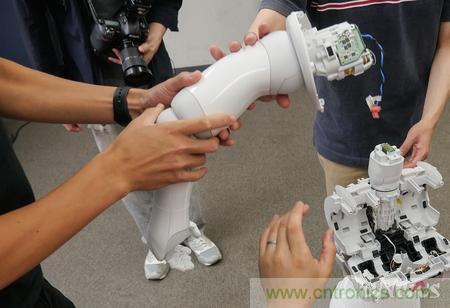 拆解筆記本不過癮，那就來拆拆日本情感機(jī)器人吧！