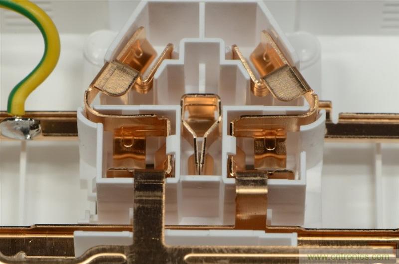 做工怒贊 神秘芯片！小米智能插線板拆解、評測