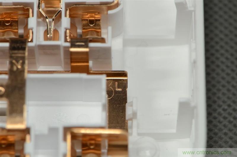 做工怒贊 神秘芯片！小米智能插線板拆解、評測