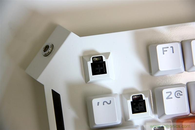 曾經(jīng)的網(wǎng)吧統(tǒng)治者&mdash;雙飛燕血手幽靈機(jī)械鍵盤，真世界最快？