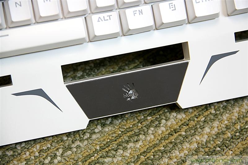 曾經(jīng)的網(wǎng)吧統(tǒng)治者&mdash;雙飛燕血手幽靈機(jī)械鍵盤，真世界最快？