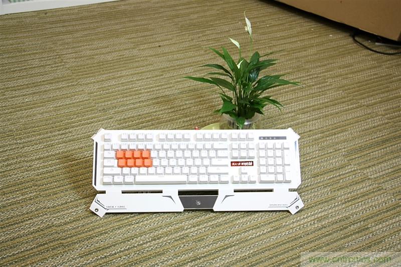 曾經(jīng)的網(wǎng)吧統(tǒng)治者&mdash;雙飛燕血手幽靈機(jī)械鍵盤，真世界最快？