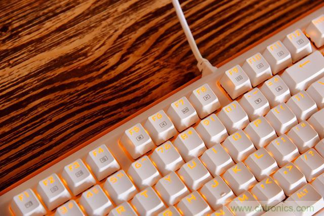 左手寫(xiě)愛(ài)，右手寫(xiě)他&mdash;&mdash;從此鍵盤(pán)鼠標(biāo)不分家！